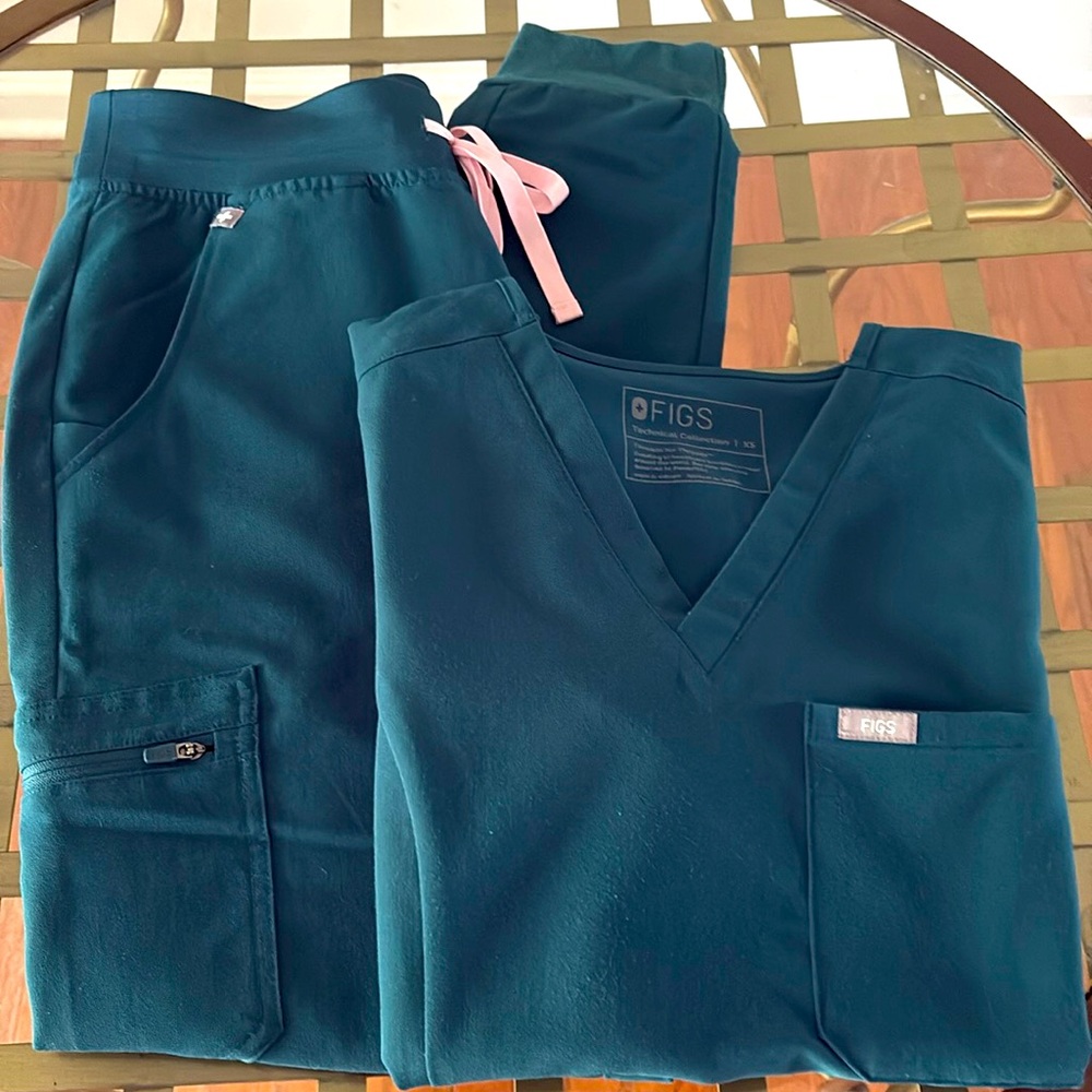 Great condition Figs Caribbean Blue Scrub Set!